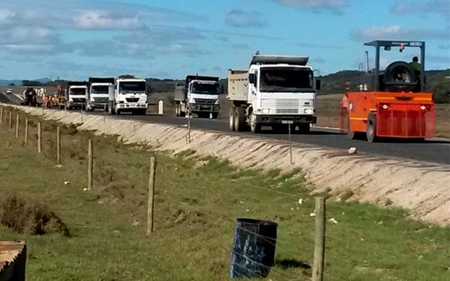 Die samestelling van die â€˜teertreinâ€™ wanneer bitum gespuit en klipskerwe gestrooi word met die aanbring van â€˜n Kaapse seÃ«l